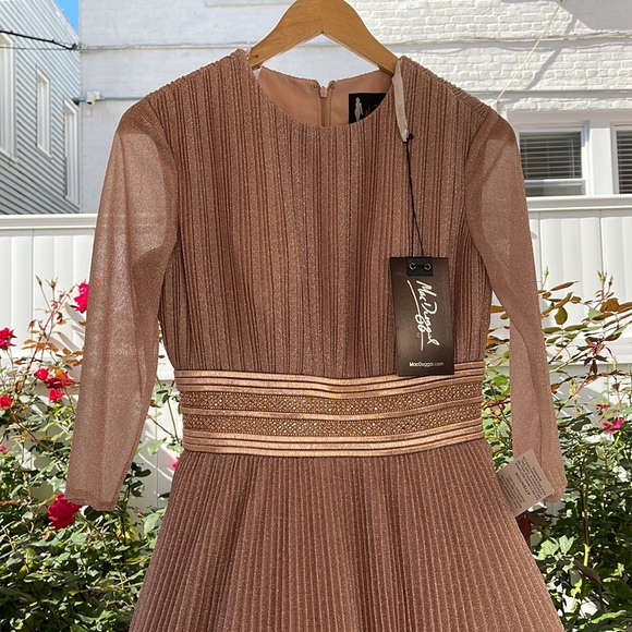 Mac Duggal - Rose Gold Shimmering Pleated  A-Line 3/4 Sleeve Gown - Size 4 - Picture 4 of 17